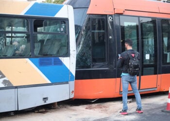 Σύγκρουση λεωφορείου του ΟΑΣΑ με συρμό του τραμ στον Πειραιά (φωτ.: EUROKINISSI / Γιάννης Παναγόπουλος)