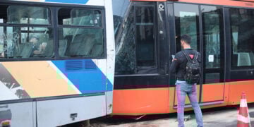 Σύγκρουση λεωφορείου του ΟΑΣΑ με συρμό του τραμ στον Πειραιά (φωτ.: EUROKINISSI / Γιάννης Παναγόπουλος)