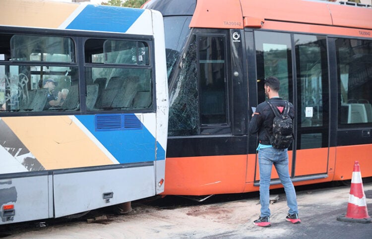 Σύγκρουση λεωφορείου του ΟΑΣΑ με συρμό του τραμ στον Πειραιά (φωτ.: EUROKINISSI / Γιάννης Παναγόπουλος)