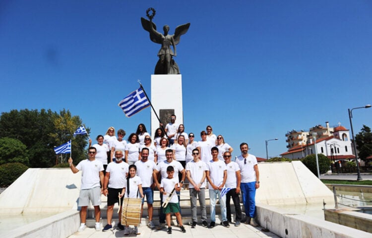 Τα μέλη του Πολιτιστικού Συλλόγου Τεμένους-Παρανεστίου σε ένα καρέ από το βίντεο για τη συμμετοχή τους στο «Φεστιβάλ Τουρισμού Σαγκάης» (φωτ.: Πολιτιστικός Σύλλογος  Τεμένους-Παρανεστίου «Ο Προφήτης  Ηλίας»)