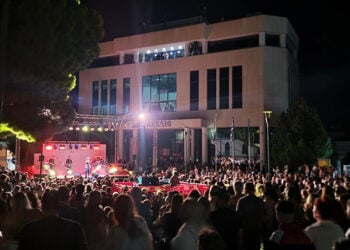 Στιγμιότυπο από τη συναυλία της Μελίνας Ασλανίδου στην Αγία Βαρβάρα (φωτ.: Facebook / Λάμπρος Μίχος)