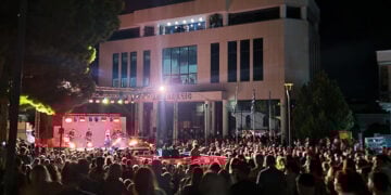 Στιγμιότυπο από τη συναυλία της Μελίνας Ασλανίδου στην Αγία Βαρβάρα (φωτ.: Facebook / Λάμπρος Μίχος)