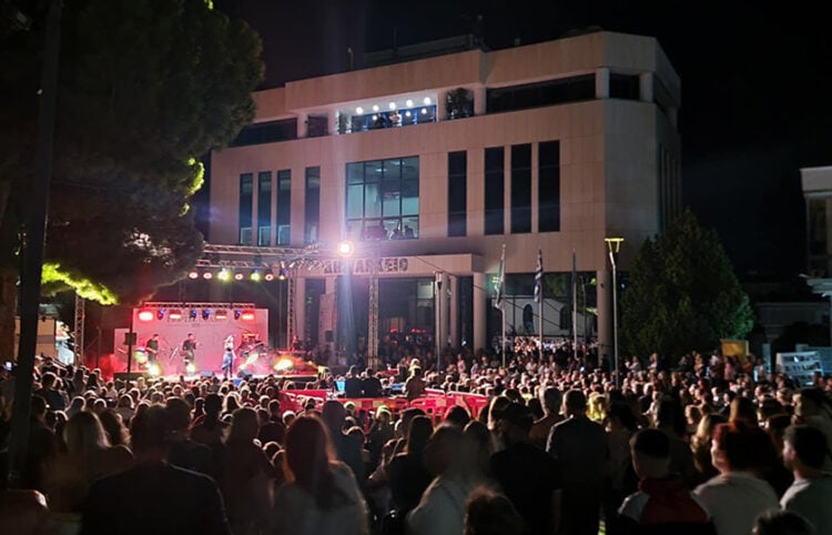Στιγμιότυπο από τη συναυλία της Μελίνας Ασλανίδου στην Αγία Βαρβάρα (φωτ.: Facebook / Λάμπρος Μίχος)