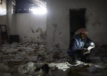 Σύρος αναζητά πληροφορίες για συγγενείς του μέσα στη φυλακή Σεντάγια, κοντά στη Δαμασκό (φωτ.: EPA/Antonio Pedro Santos)