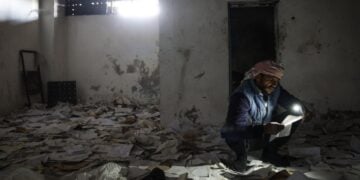 Σύρος αναζητά πληροφορίες για συγγενείς του μέσα στη φυλακή Σεντάγια, κοντά στη Δαμασκό (φωτ.: EPA/Antonio Pedro Santos)
