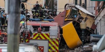 Το κατεστραμμένο βαγόνι του εμβληματικού  τελεφερίκ Γκλόρια της Λισαβόνας (πηγή: Χ)