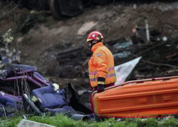 Έρευνες των σωστικών συνεργείων στα συντρίμμια των δύο αμαξοστοιχιών που συγκρούστηκαν στα Τέμπη, Πέμπτη 2 Μαρτίου 2023 (φωτ.: ΜΟΤΙΟΝΤΕΑΜ / Βασίλης Βερβερίδης)