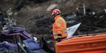 Έρευνες των σωστικών συνεργείων στα συντρίμμια των δύο αμαξοστοιχιών που συγκρούστηκαν στα Τέμπη, Πέμπτη 2 Μαρτίου 2023 (φωτ.: ΜΟΤΙΟΝΤΕΑΜ / Βασίλης Βερβερίδης)