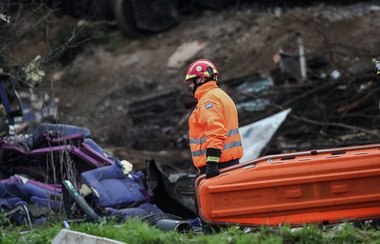 Έρευνες των σωστικών συνεργείων στα συντρίμμια των δύο αμαξοστοιχιών που συγκρούστηκαν στα Τέμπη, Πέμπτη 2 Μαρτίου 2023 (φωτ.: ΜΟΤΙΟΝΤΕΑΜ / Βασίλης Βερβερίδης)