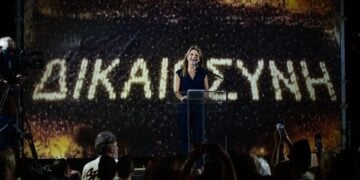 Η Μαρία Καρυστιανού στη διάρκεια της ομιλίας της στο Σύνταγμα (φωτ.: EUROKINISSI/Γιώργος Κονταρίνης)