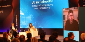 Ο πρωθυπουργός Κυριάκος Μητσοτάκης και η υπουργός Παιδείας Σοφία Ζαχαράκη στη διάρκεια της εκδήλωσης (φωτ.: EUROKINISSI/Νάσος Σιμόπουλος)