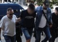 Ο 50χρονος αδελφοκτόνος οδηγείται στα δικαστήρια της Θεσσαλονίκης (φωτ.: EUROKINISSI / Νάσος Σιμόπουλος)