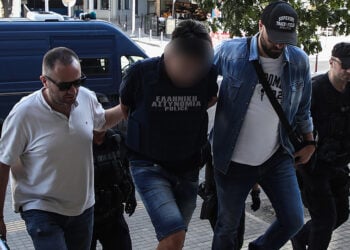 Ο 50χρονος αδελφοκτόνος οδηγείται στα δικαστήρια της Θεσσαλονίκης (φωτ.: EUROKINISSI / Νάσος Σιμόπουλος)
