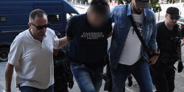 Ο 50χρονος αδελφοκτόνος οδηγείται στα δικαστήρια της Θεσσαλονίκης (φωτ.: EUROKINISSI / Νάσος Σιμόπουλος)