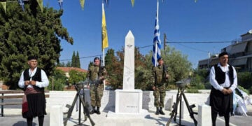 Το Ηρώο που βρίσκεται στον προαύλιο χώρο του ναού των Αγίων Κωνσταντίνου και Ελένης στον Συνοικισμό Θήβας (φωτ.: Δήμος Θηβαίων)