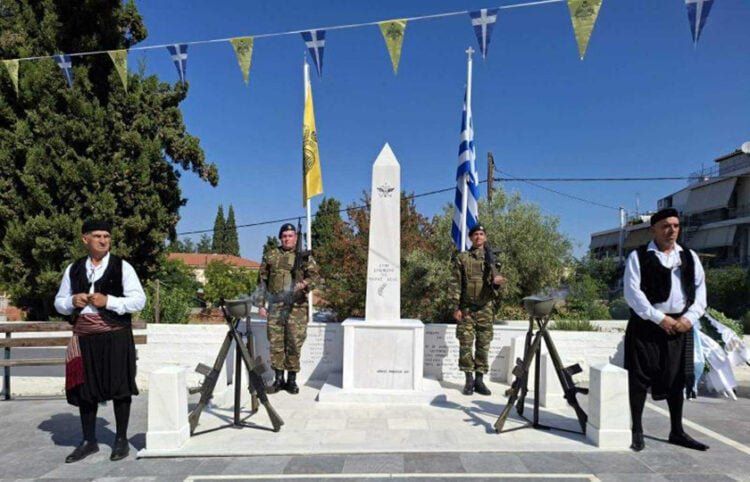 Το Ηρώο που βρίσκεται στον προαύλιο χώρο του ναού των Αγίων Κωνσταντίνου και Ελένης στον Συνοικισμό Θήβας (φωτ.: Δήμος Θηβαίων)
