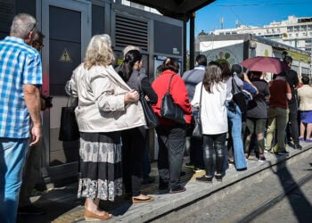 Ουρές στη στάση του τραμ στο Σύνταγμα (φωτ.: EUROKINISSI /Λυδία Σιώρη)