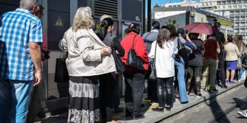 Ουρές στη στάση του τραμ στο Σύνταγμα (φωτ.: EUROKINISSI /Λυδία Σιώρη)