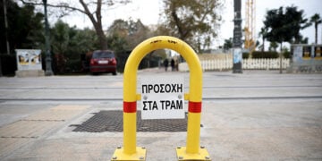 Προειδοποίηση στη γραμμή του τραμ στον Πειραιά (φωτ.: EUROKINISSI / Σωτήρης Δημητρόπουλος)