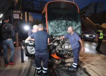Σύγκρουση λεωφορείου του ΟΑΣΑ με συρμό του τραμ στον Πειραιά (φωτ.: EUROKINISSI / Γιάννης Παναγόπουλος)