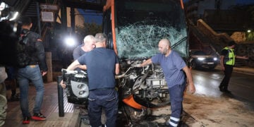 Σύγκρουση λεωφορείου του ΟΑΣΑ με συρμό του τραμ στον Πειραιά (φωτ.: EUROKINISSI / Γιάννης Παναγόπουλος)
