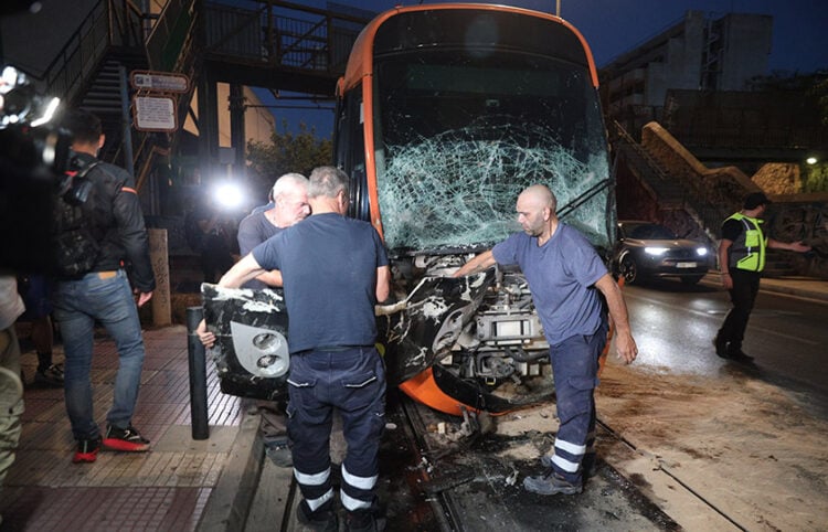 Σύγκρουση λεωφορείου του ΟΑΣΑ με συρμό του τραμ στον Πειραιά (φωτ.: EUROKINISSI / Γιάννης Παναγόπουλος)