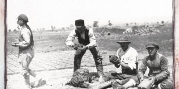 Φωτογραφία με Μικρασιάτες πρόσφυγες από το εξώφυλλο του βιβλίου
