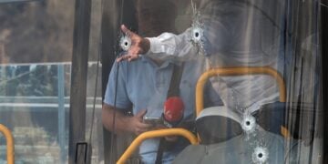 Τρύπες από σφαίρες διακρίνονται στο παρμπρίζ λεωφορείου (φωτ.: EPA/Abir Sultan)