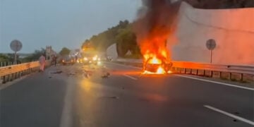 Το αυτοκίνητο της 70χρονης τυλιγμένο στις φλόγες (πηγή: thebest.gr)