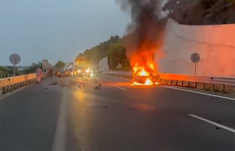 Το αυτοκίνητο της 70χρονης τυλιγμένο στις φλόγες (πηγή: thebest.gr)