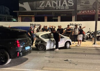 Ένα από τα οχήματα που ενεπλάκησαν στην καραμπόλα στη Βουλιαγμένης (πηγή: Πρώτο Θέμα)