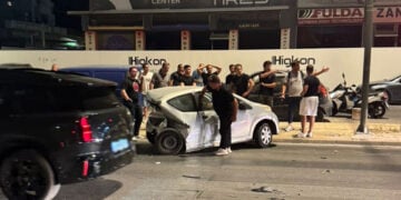 Ένα από τα οχήματα που ενεπλάκησαν στην καραμπόλα στη Βουλιαγμένης (πηγή: Πρώτο Θέμα)