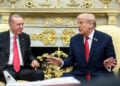 Με ένα μαχητικό αεροσκάφος στο πέτο, δίπλα στην αμερικανική σημαία, υποδέχθηκε ο Τραμπ τον Ερντογάν στον Λευκό Οίκο (φωτ.: White House / Daniel Torok)