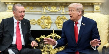 Με ένα μαχητικό αεροσκάφος στο πέτο, δίπλα στην αμερικανική σημαία, υποδέχθηκε ο Τραμπ τον Ερντογάν στον Λευκό Οίκο (φωτ.: White House / Daniel Torok)