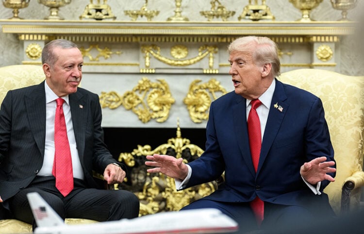 Με ένα μαχητικό αεροσκάφος στο πέτο, δίπλα στην αμερικανική σημαία, υποδέχθηκε ο Τραμπ τον Ερντογάν στον Λευκό Οίκο (φωτ.: White House / Daniel Torok)