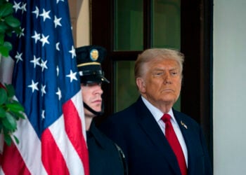 Ο Ντόναλντ Τραμπ στο κατώφλι του Λευκού Οίκου (φωτ.: EPA / Will Oliver)