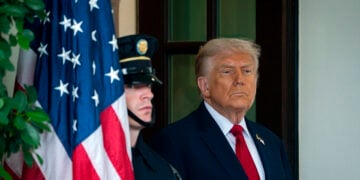 Ο Ντόναλντ Τραμπ στο κατώφλι του Λευκού Οίκου (φωτ.: EPA / Will Oliver)