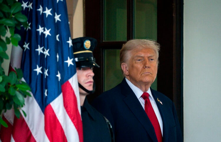 Ο Ντόναλντ Τραμπ στο κατώφλι του Λευκού Οίκου (φωτ.: EPA / Will Oliver)
