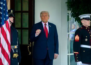 Ο Ντόναλντ Τραμπ στο κατώφλι του Λευκού Οίκου (φωτ.: EPA / Will Oliver)