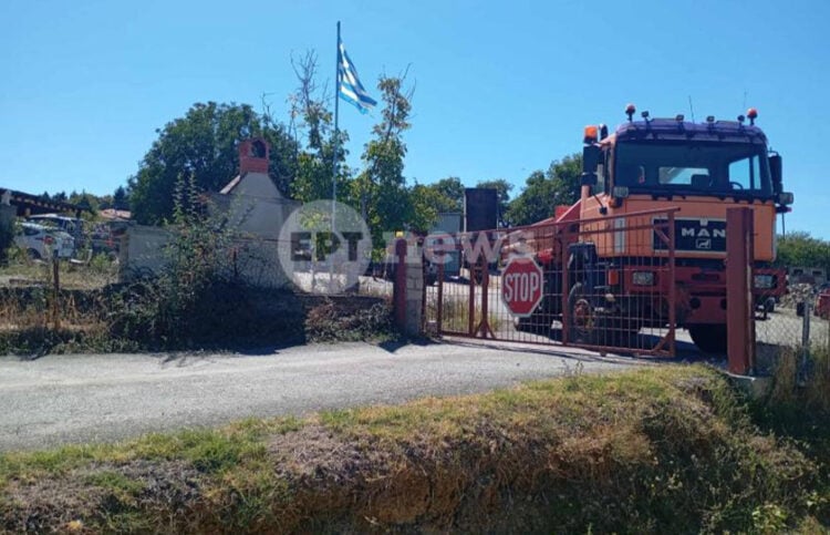 Η είσοδος της μάντρας όπου έγινε η έκρηξη (πηγή: ΕΡΤ)