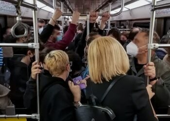 Σε έναν συρμό με εσωτερικό όγκο 90 κυβικά μέτρα και γεμάτο με κόσμο, η συσκευή μείωσε το μικροβιακό φορτίο κατά 90% μέσα σε μόλις 15 λεπτά (φωτ. αρχείου: EUROKINISSI/Γιώργος Κονταρίνης)