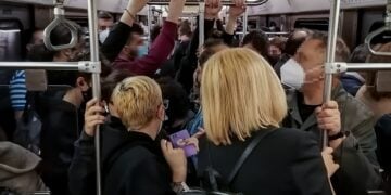 Σε έναν συρμό με εσωτερικό όγκο 90 κυβικά μέτρα και γεμάτο με κόσμο, η συσκευή μείωσε το μικροβιακό φορτίο κατά 90% μέσα σε μόλις 15 λεπτά (φωτ. αρχείου: EUROKINISSI/Γιώργος Κονταρίνης)