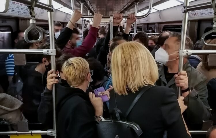 Σε έναν συρμό με εσωτερικό όγκο 90 κυβικά μέτρα και γεμάτο με κόσμο, η συσκευή μείωσε το μικροβιακό φορτίο κατά 90% μέσα σε μόλις 15 λεπτά (φωτ. αρχείου: EUROKINISSI/Γιώργος Κονταρίνης)
