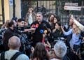 Ο Βασίλης Μπισμπίκης συνομιλεί με δημοσιογράφους (φωτ.: EUROKINISSI/Κώστας Τζούμας)