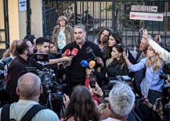 Ο Βασίλης Μπισμπίκης συνομιλεί με δημοσιογράφους (φωτ.: EUROKINISSI/Κώστας Τζούμας)