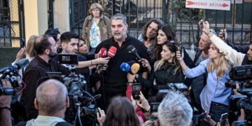 Ο Βασίλης Μπισμπίκης συνομιλεί με δημοσιογράφους (φωτ.: EUROKINISSI/Κώστας Τζούμας)