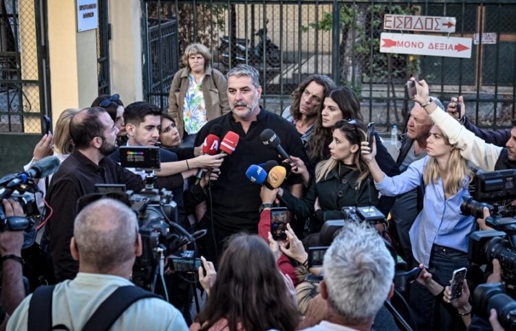 Ο Βασίλης Μπισμπίκης συνομιλεί με δημοσιογράφους (φωτ.: EUROKINISSI/Κώστας Τζούμας)