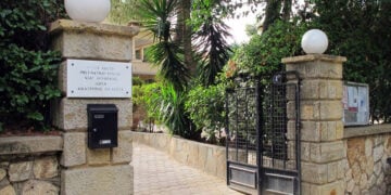 Η είσοδος της Βίλλας Κώνστα στη Νέα Ερυθραία (φωτ.: Facebook / Δήμος Κηφισιάς)