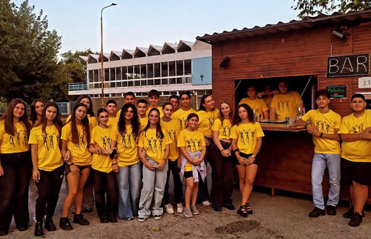 Η νεολαία του συλλόγου, έτοιμη για δράση (φωτ.: Facebook / Σύλλογος Ποντίων Χορευτών Ξάνθης «Τραντέλλενες»)