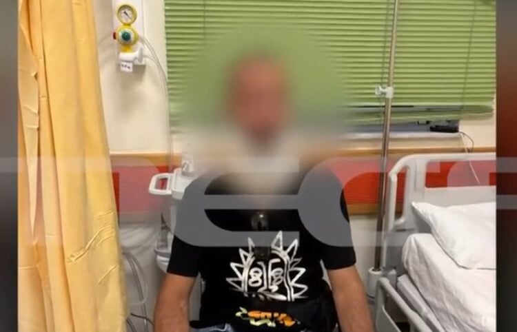 Το θύμα του ξυλοδαρμού με κολάρο για το λαιμό στο νοσοκομείο (φωτ.: glomex)